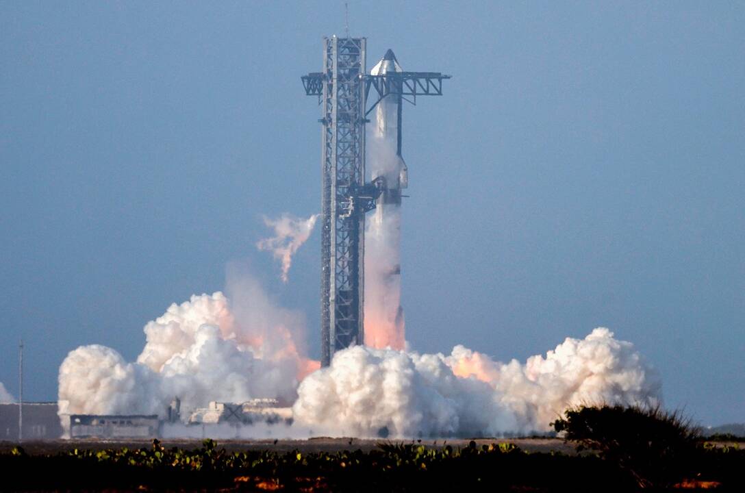 Grįždama į Žemę subyrėjo Musko raketa