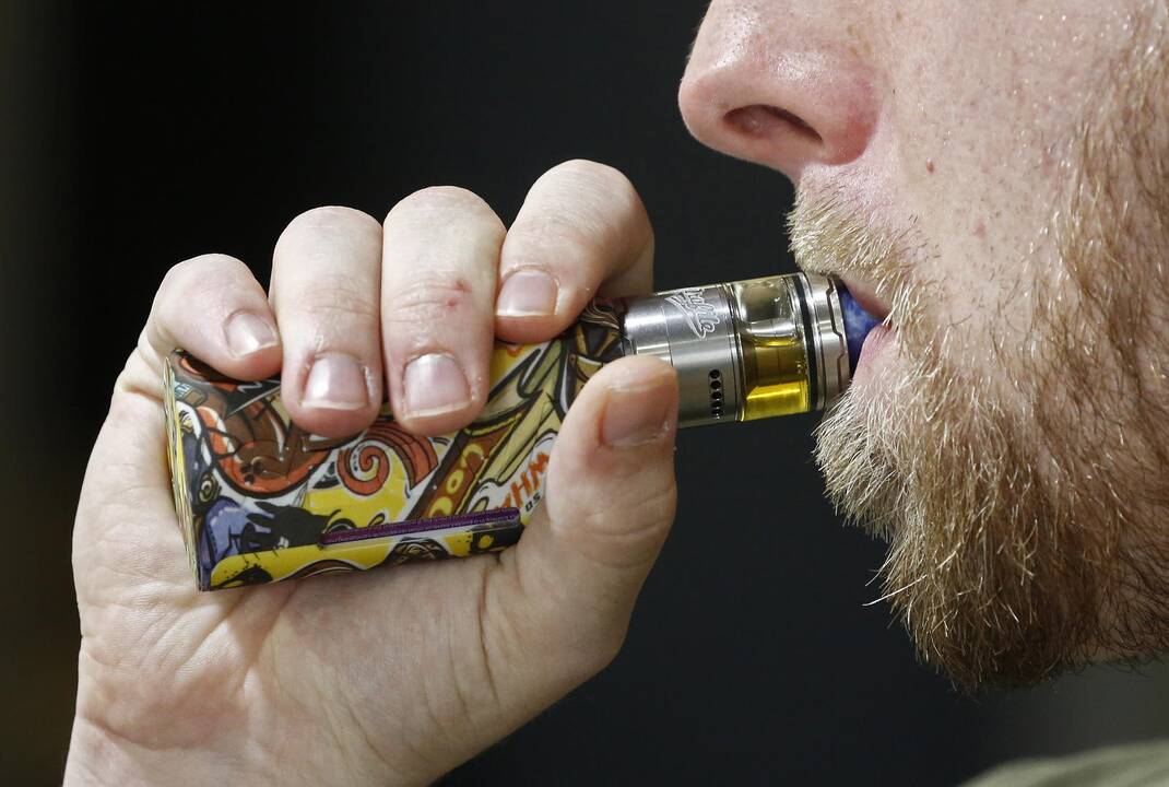 Vyriausybė – už elektroninių cigarečių prieinamumo griežtinimą
