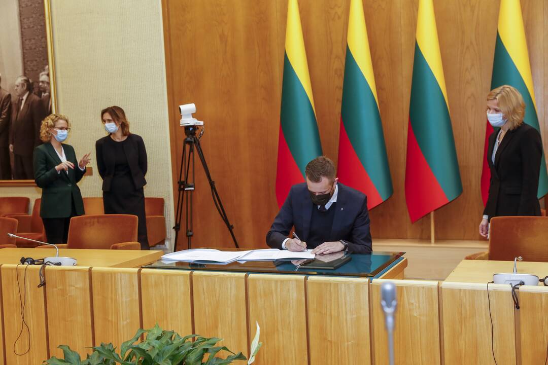 Trijų partijų lyderiai pasirašė koalicinę sutartį