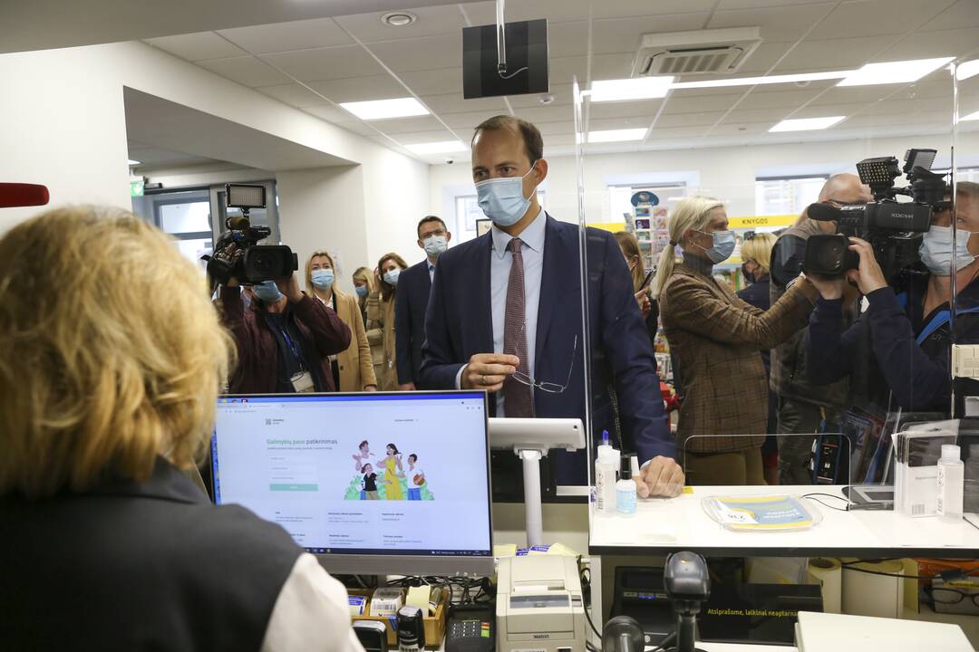 M. Skuodis ir A. Armonaitė Lietuvos pašte išsiėmė galimybių pasus