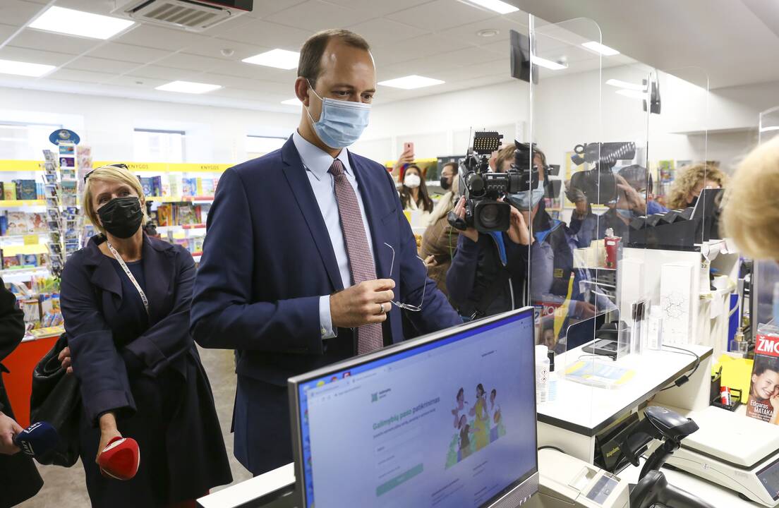 M. Skuodis ir A. Armonaitė Lietuvos pašte išsiėmė galimybių pasus