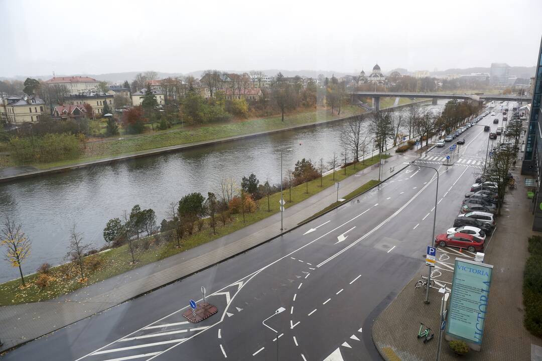 Kelių dangos daugiausia šlapios, lis ir naktį