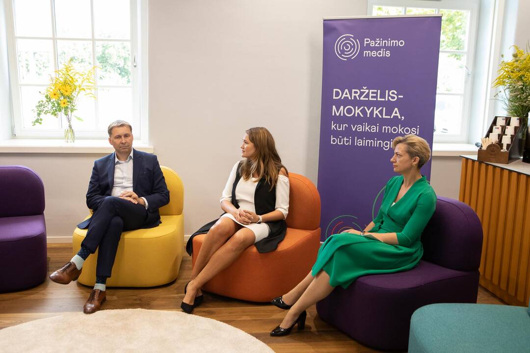 Mokyklų ir darželių steigėja Audronė Kancė–Grdzelišvili ir vadovas Renatas Štopas simboliškai pirmąkart Kaune iškelia „Pažinimo medžio“ vėliavą.
