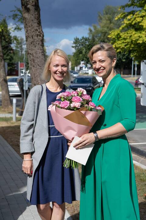 Mokyklų ir darželių steigėja Audronė Kancė–Grdzelišvili ir vadovas Renatas Štopas simboliškai pirmąkart Kaune iškelia „Pažinimo medžio“ vėliavą.
