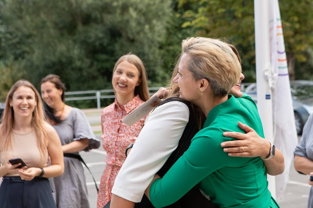 Mokyklų ir darželių steigėja Audronė Kancė–Grdzelišvili ir vadovas Renatas Štopas simboliškai pirmąkart Kaune iškelia „Pažinimo medžio“ vėliavą.