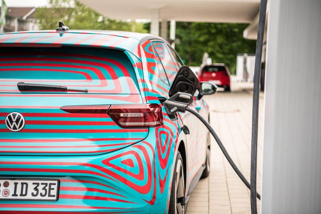 Grėsmė elektromobilių ateičiai: gali trūkti kobalto