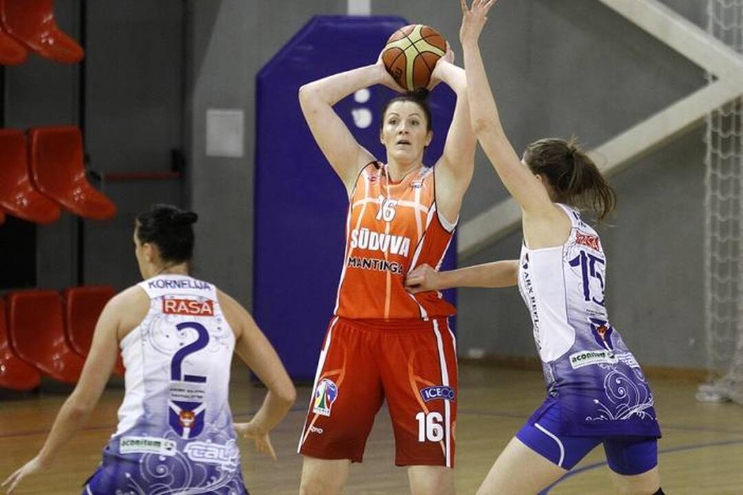 Iveta Šalkauskė (viduryje)