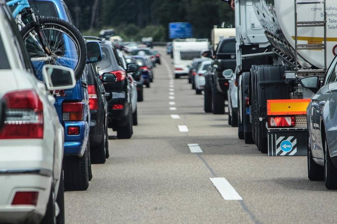 Kelių ženklinimas: kodėl per lietų pasislepia linijos?