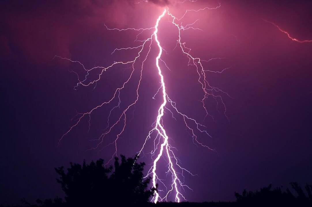 Žaibas sukėlė gaisrą Molėtų rajone