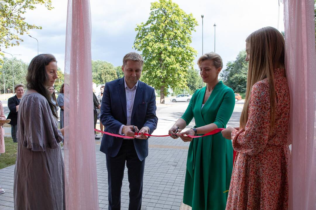 Mokyklų ir darželių steigėja Audronė Kancė–Grdzelišvili ir vadovas Renatas Štopas simboliškai pirmąkart Kaune iškelia „Pažinimo medžio“ vėliavą.