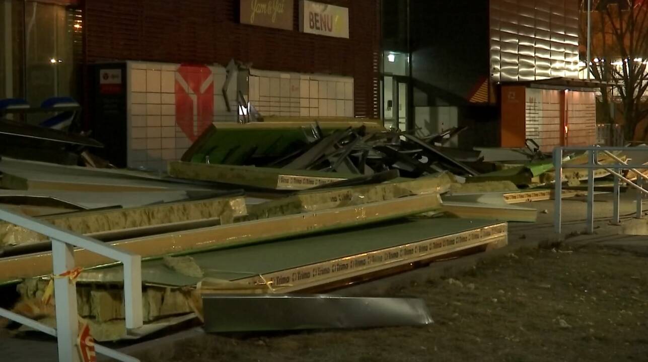 Griūva ne tik tiltai: nuo prekybos centro nukrito dalis pastato apdailos