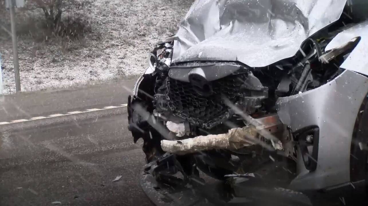 Kelyje A1 Vilniuje susidūrus trims automobiliams nukentėjo žmogus