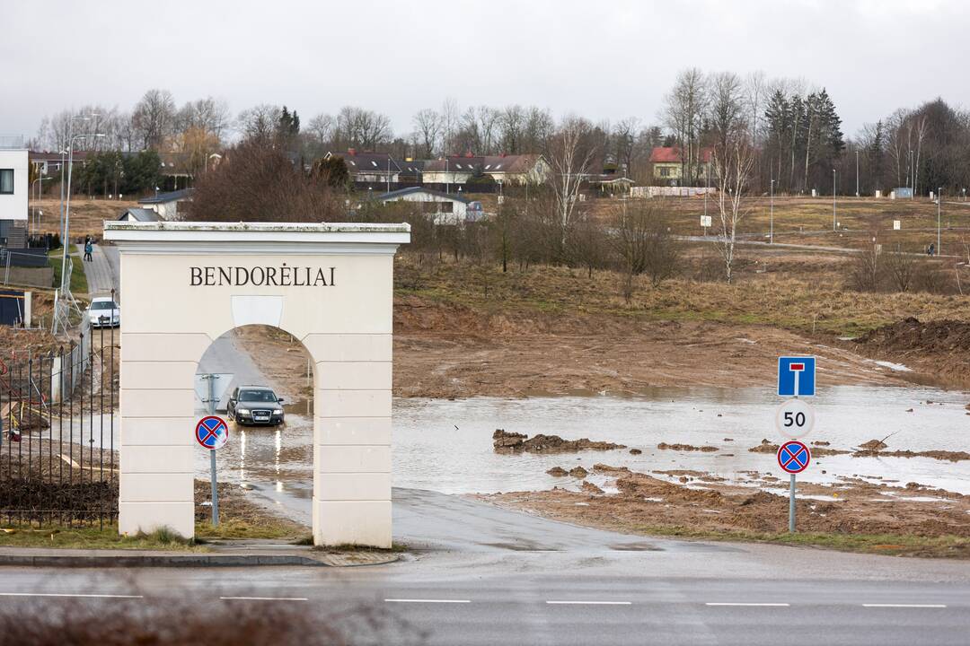Užlieta Bendorėlių 1-osios alėjos atkarpa