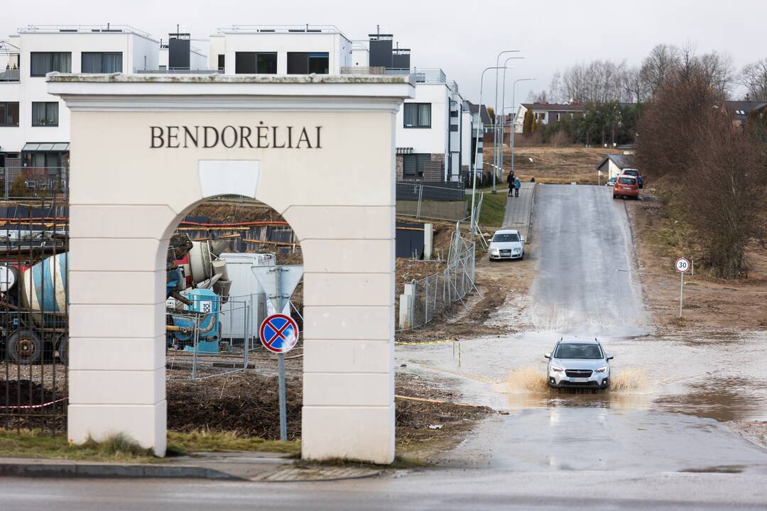 Užlieta Bendorėlių 1-osios alėjos atkarpa