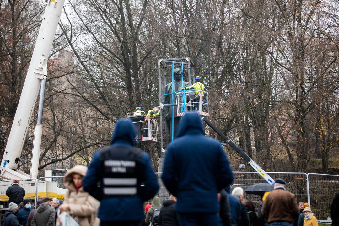 Vilniuje nukeltas P. Cvirkos paminklas