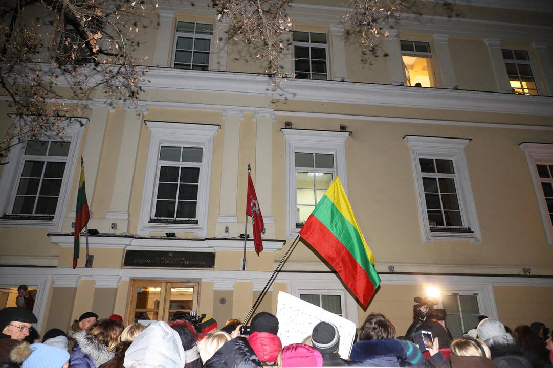 Prie ŠMM susirinko protestuojantys mokytojai