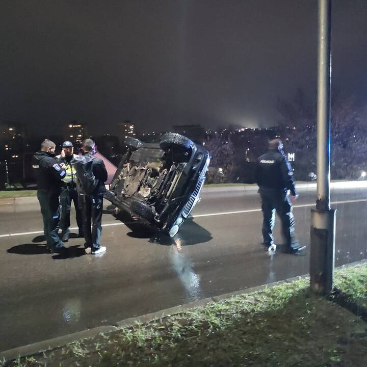 Prie Varnių tilto apsivertė „Mercedes-Benz“