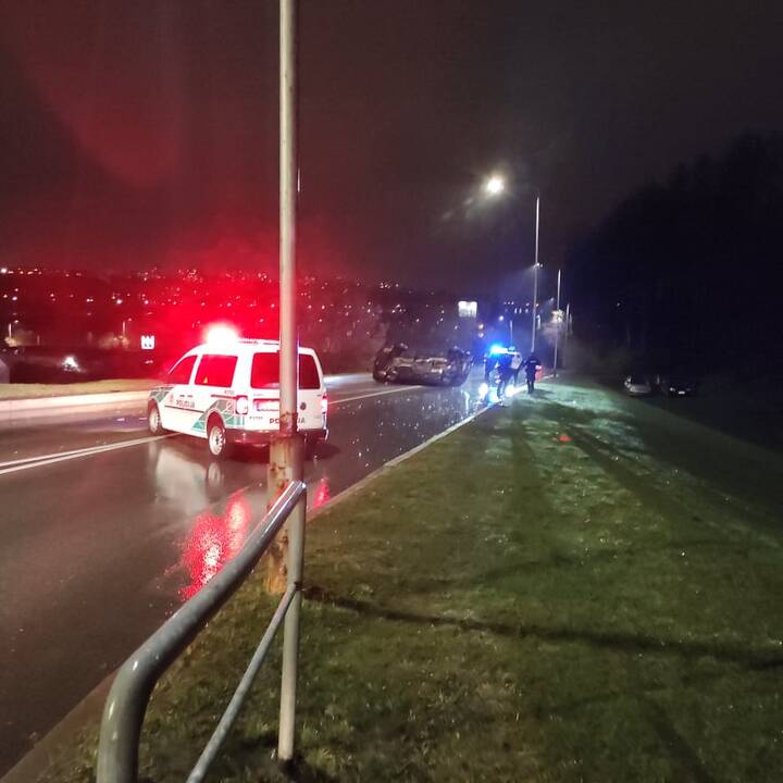 Prie Varnių tilto apsivertė „Mercedes-Benz“