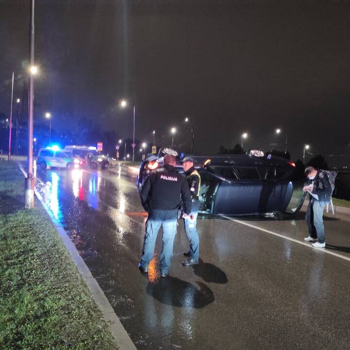 Prie Varnių tilto apsivertė „Mercedes-Benz“