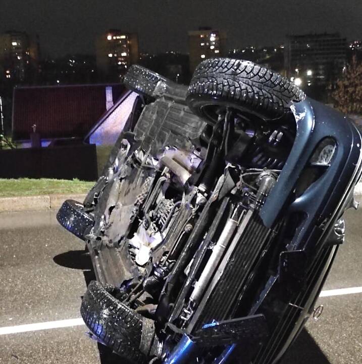 Prie Varnių tilto apsivertė „Mercedes-Benz“