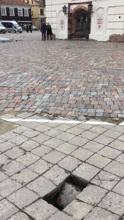 Rotušės aikštės viduryje įsmuko grindinio plytelės