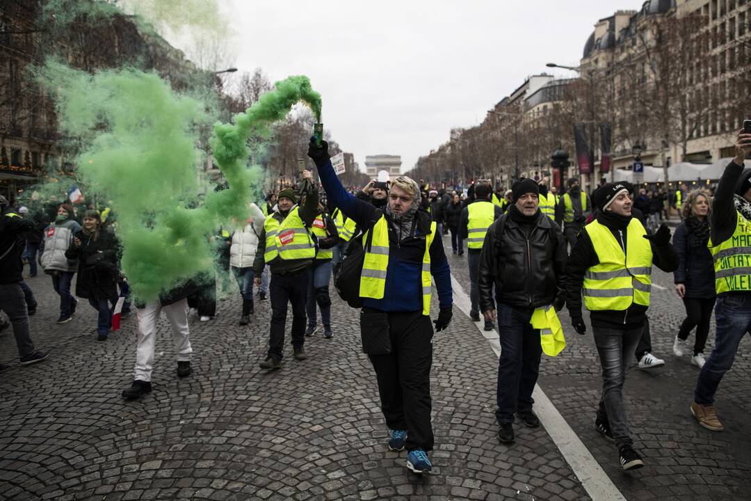 „Geltonųjų liemenių“ protestai atbaido turistus