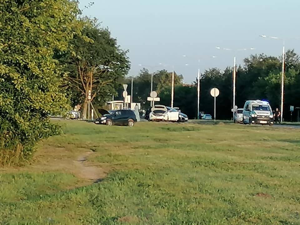 Vilniuje – trijų automobilių avarija: pranešama apie sužeistus ir prispaustus žmones