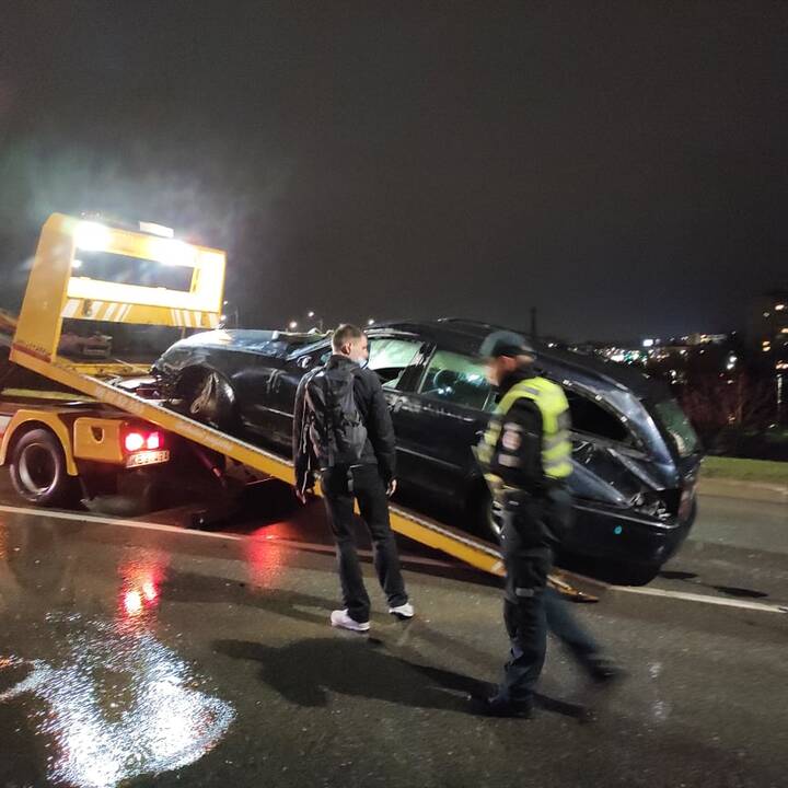 Prie Varnių tilto apsivertė „Mercedes-Benz“