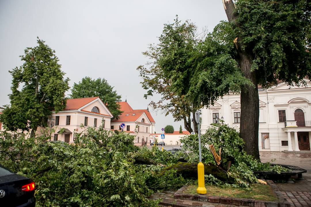 Po alinančios kaitros Kauną nuplovė liūtis