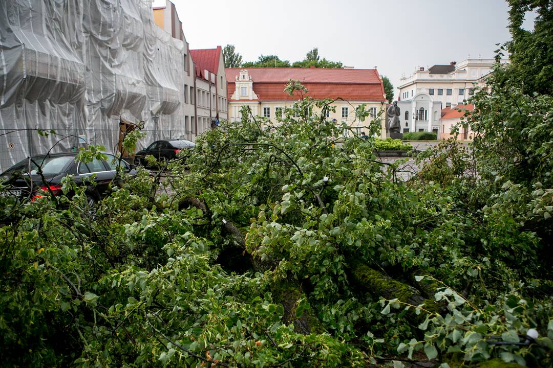 Po alinančios kaitros Kauną nuplovė liūtis