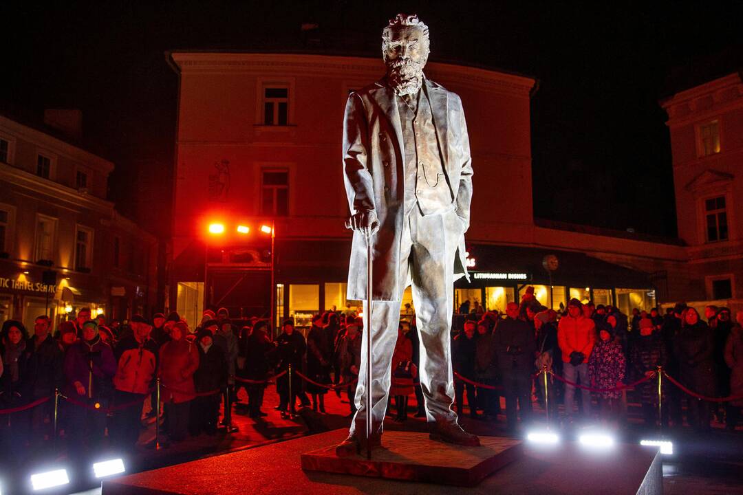 Atidengtas paminklas J.Basanavičiui
