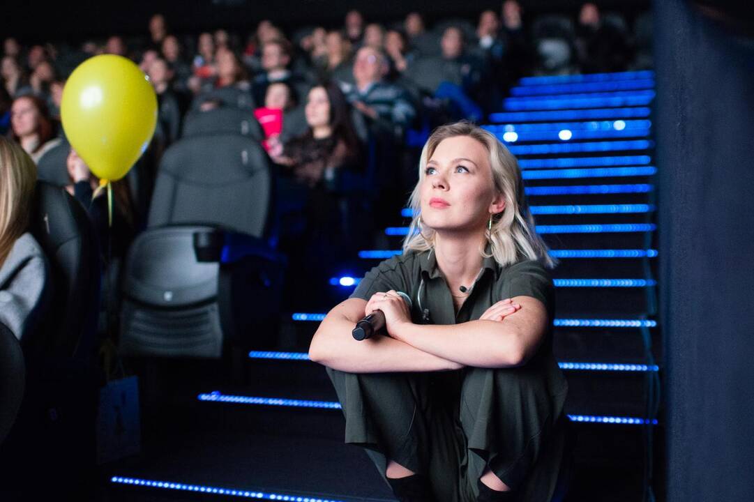 M. Linkytė draugams pristatė klipą „All Alone“ 