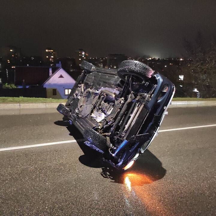 Prie Varnių tilto apsivertė „Mercedes-Benz“