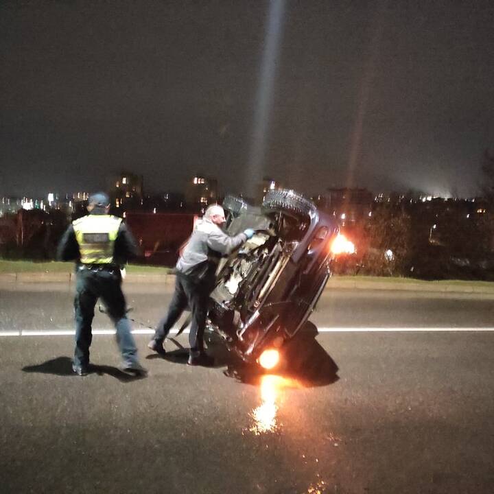 Prie Varnių tilto apsivertė „Mercedes-Benz“