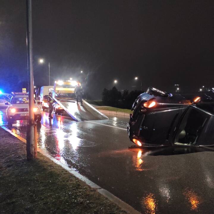 Prie Varnių tilto apsivertė „Mercedes-Benz“