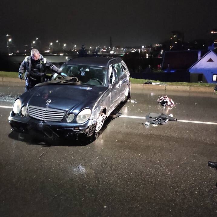 Prie Varnių tilto apsivertė „Mercedes-Benz“