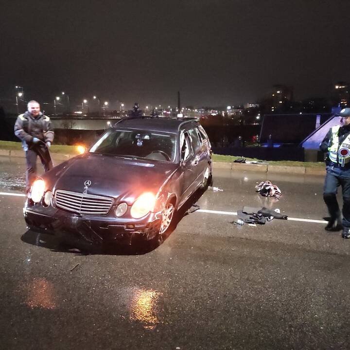 Prie Varnių tilto apsivertė „Mercedes-Benz“