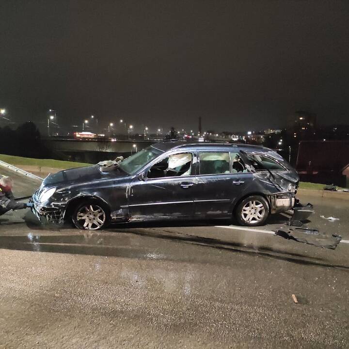 Prie Varnių tilto apsivertė „Mercedes-Benz“