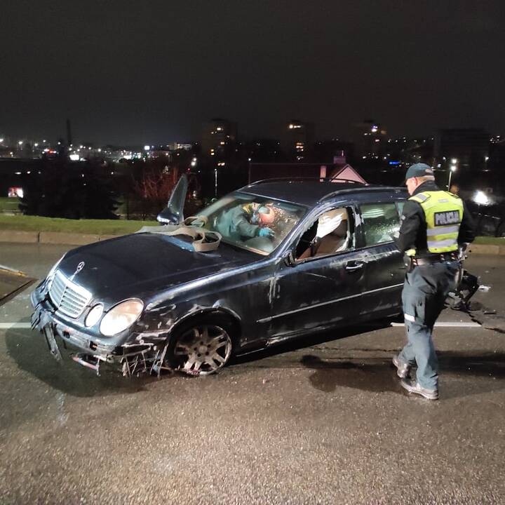 Prie Varnių tilto apsivertė „Mercedes-Benz“