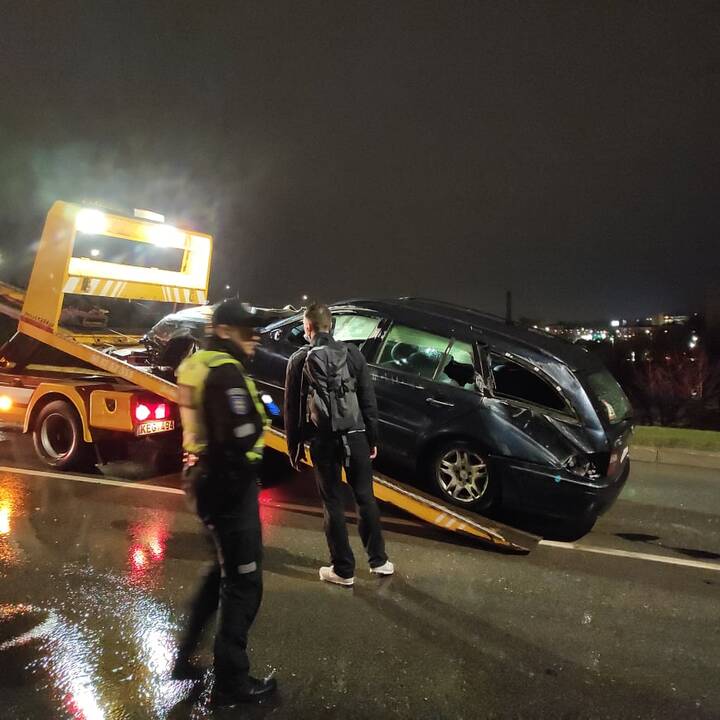 Prie Varnių tilto apsivertė „Mercedes-Benz“