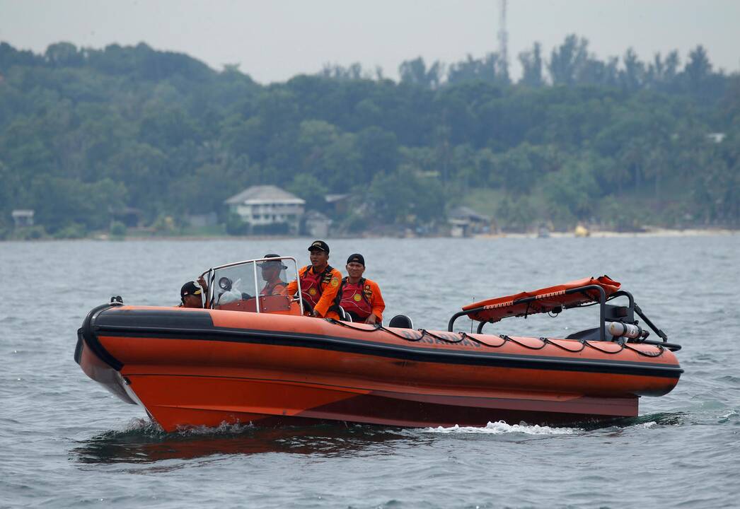 Blėsta viltys rasti prie Indonezijos krantų nuskendusiu kateriu plaukusius žmones