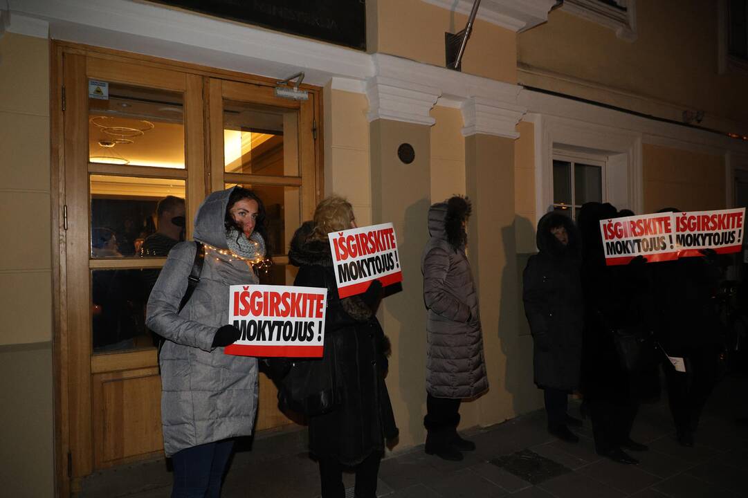Prie ŠMM susirinko protestuojantys mokytojai