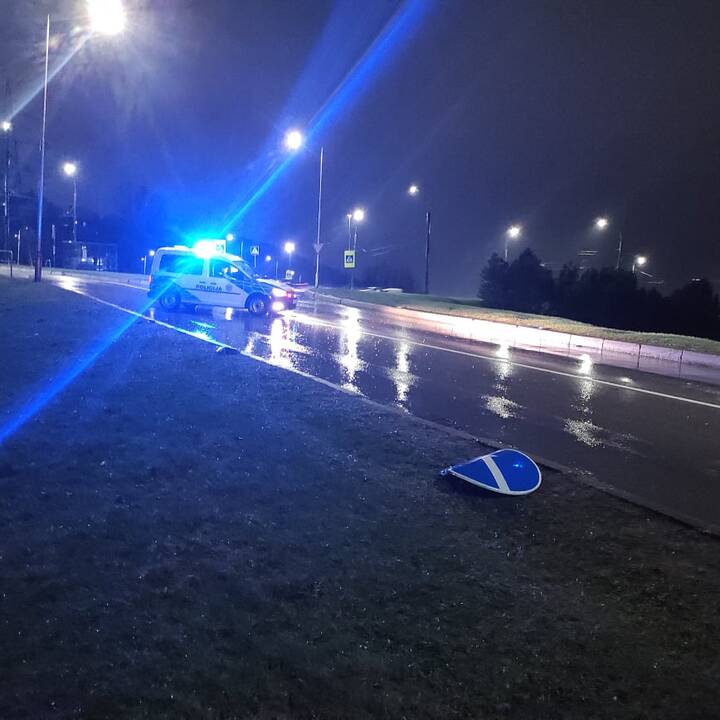 Prie Varnių tilto apsivertė „Mercedes-Benz“