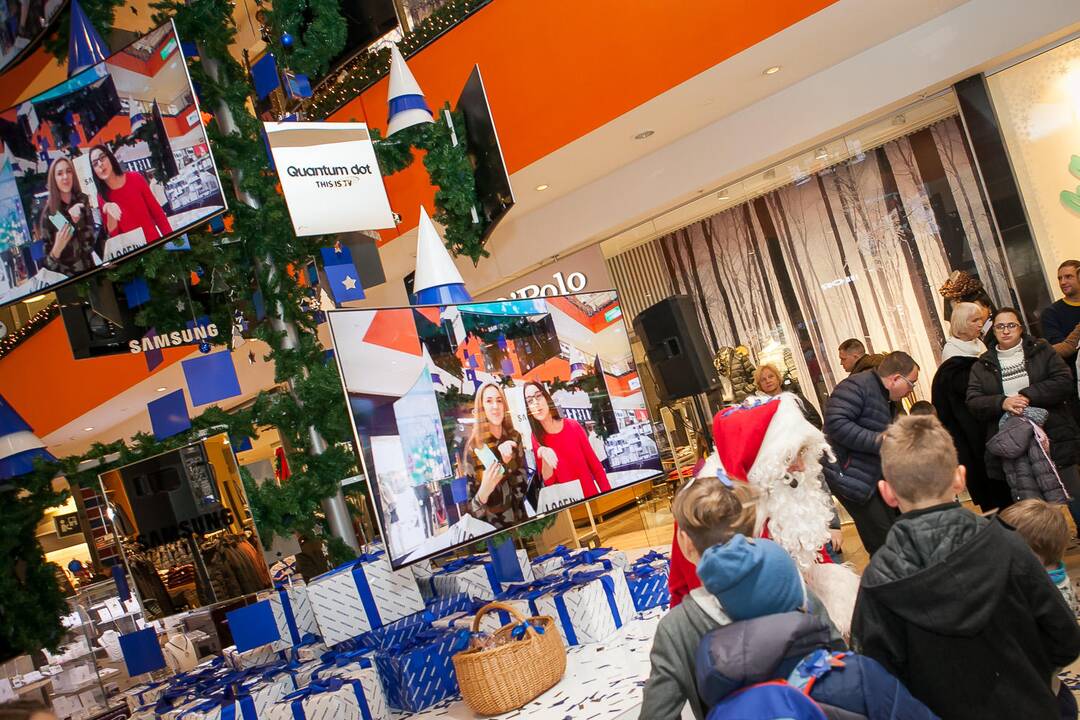 Įžiebta inovatyviausia Kalėdų eglutė Baltijos šalyse