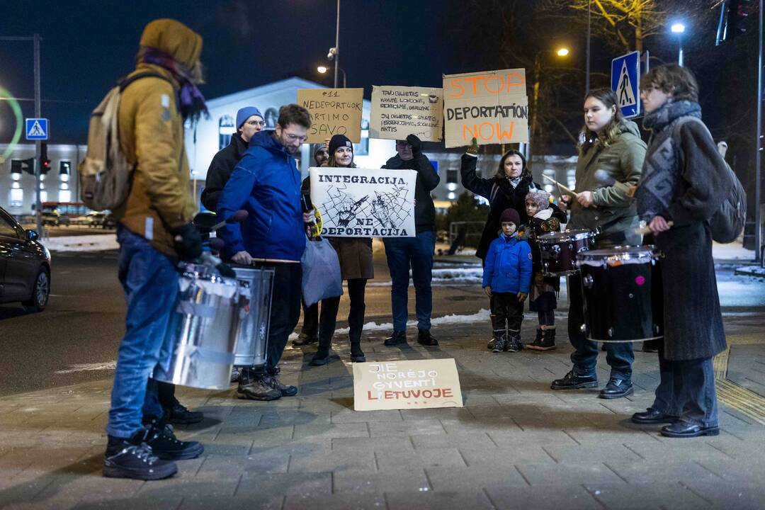 Žmogaus teisių gynėjai ir aktyvistai surengė protestą prieš deportaciją