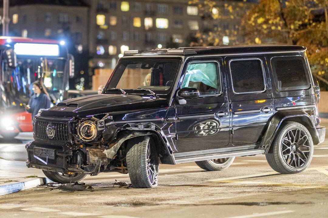 Prie Žaliojo tilto susidūrė „Škoda“ ir prabangus „Mercedes“ automobilis