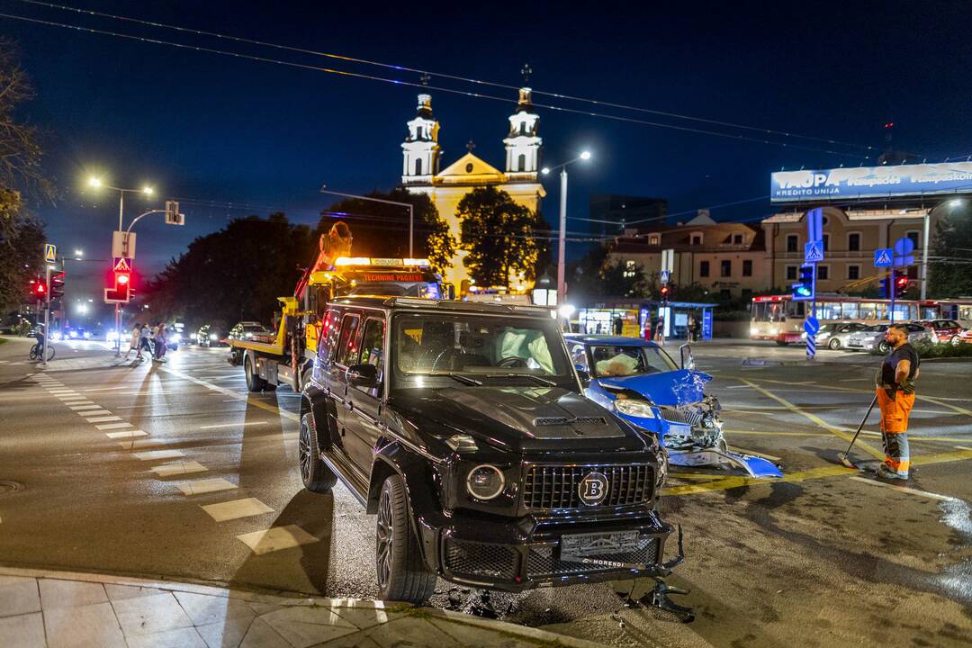 Prie Žaliojo tilto susidūrė „Škoda“ ir prabangus „Mercedes“ automobilis