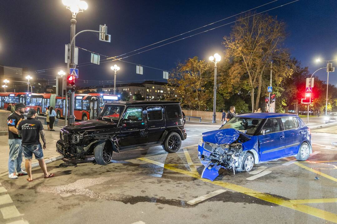 Prie Žaliojo tilto susidūrė „Škoda“ ir prabangus „Mercedes“ automobilis