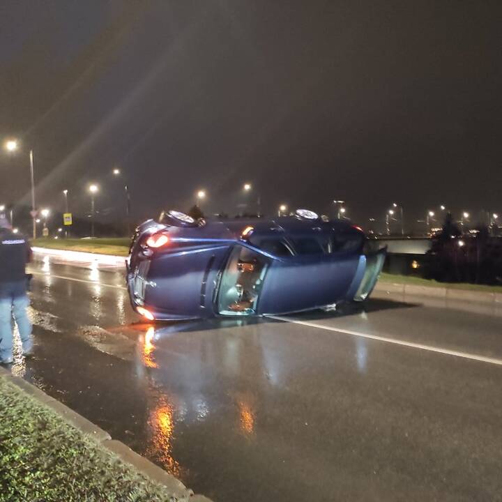 Prie Varnių tilto apsivertė „Mercedes-Benz“