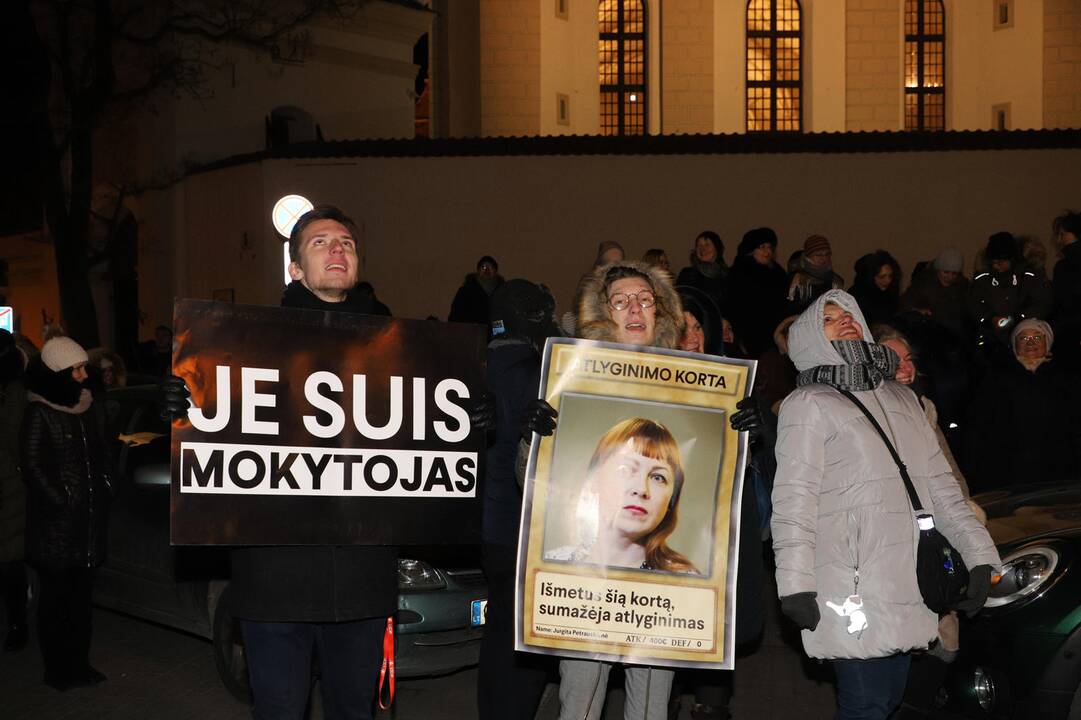 Prie ŠMM susirinko protestuojantys mokytojai